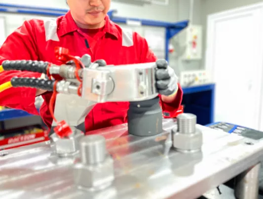 Lerus-BTT-bolt-tightening-2.png